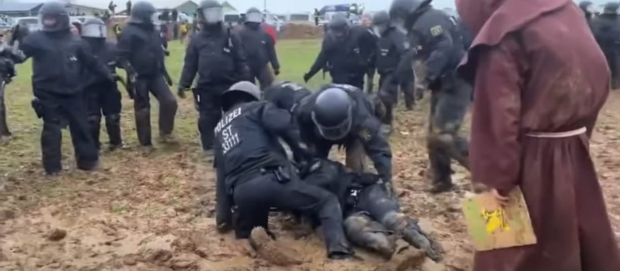 Sárba ragadtak a klímatüntetőket megrohamozó német rendőrök