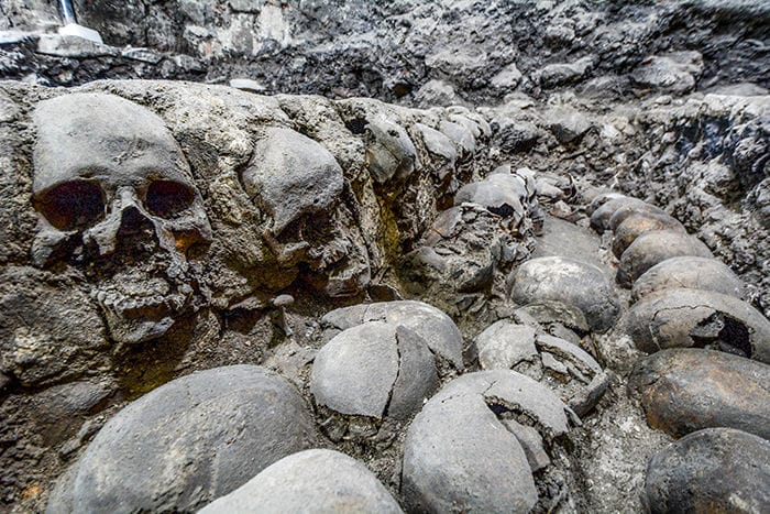 Már 795 emberi koponyára bukkantak az ősi azték templomban – videó