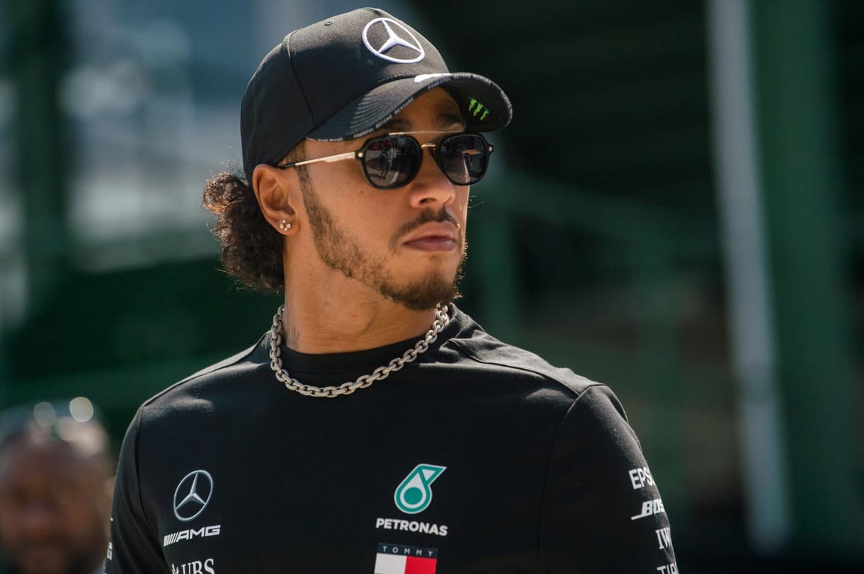 Lewis Hamilton is ledöntené a rasszista szobrokat