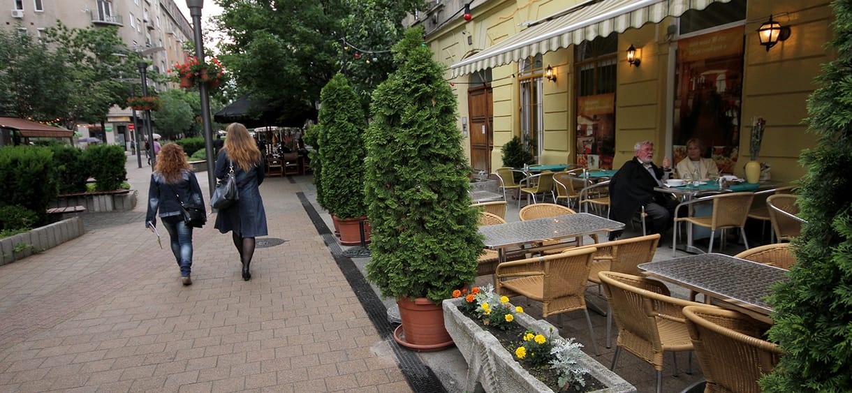 Az ellenséges lakókkal csatázhatnak a teraszozós vendéglátósok Buda ismert sétálóutcájában