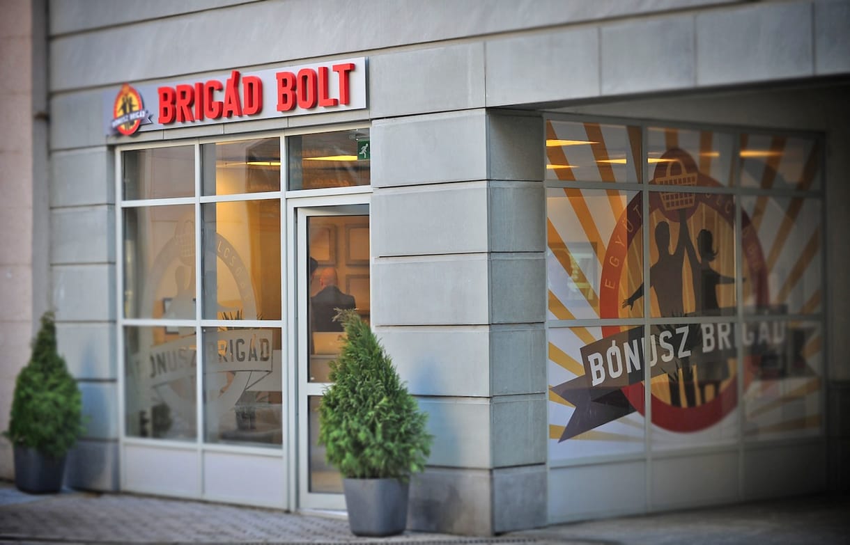 Boltot nyit a Bónusz Brigád