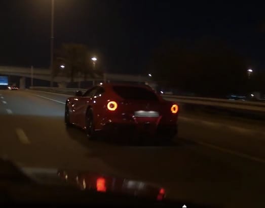 Ilyen egy illegális gyorsulás a dubaji éjszakában, gyakran csúnya a vége – videó
