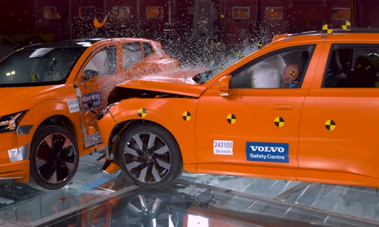Mi történik, ha egy kisautó és egy hegyomlásnyi SUV ütközik egymással? – videó