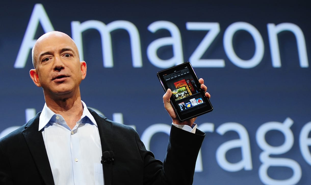 Soha ennyi pénzt nem szedett össze az Amazon, a nagyfőnök Jeff Bezos mégis távozik