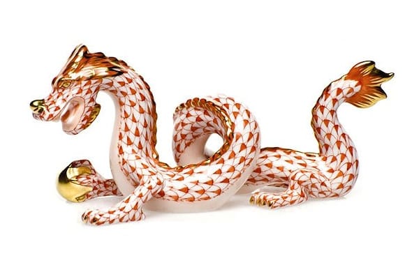 Fotó: a kínai újévet köszöntő aranyozott herendi porcelánsárkány