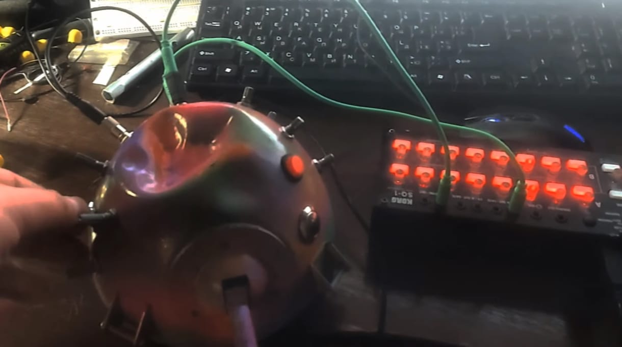 Egy kilőtt orosz tank reflektorából készítettek szintetizátort