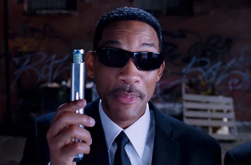 Ismét akcióban a memóriatörlő öltönyösök - itt a Men In Black 3 trailere!
