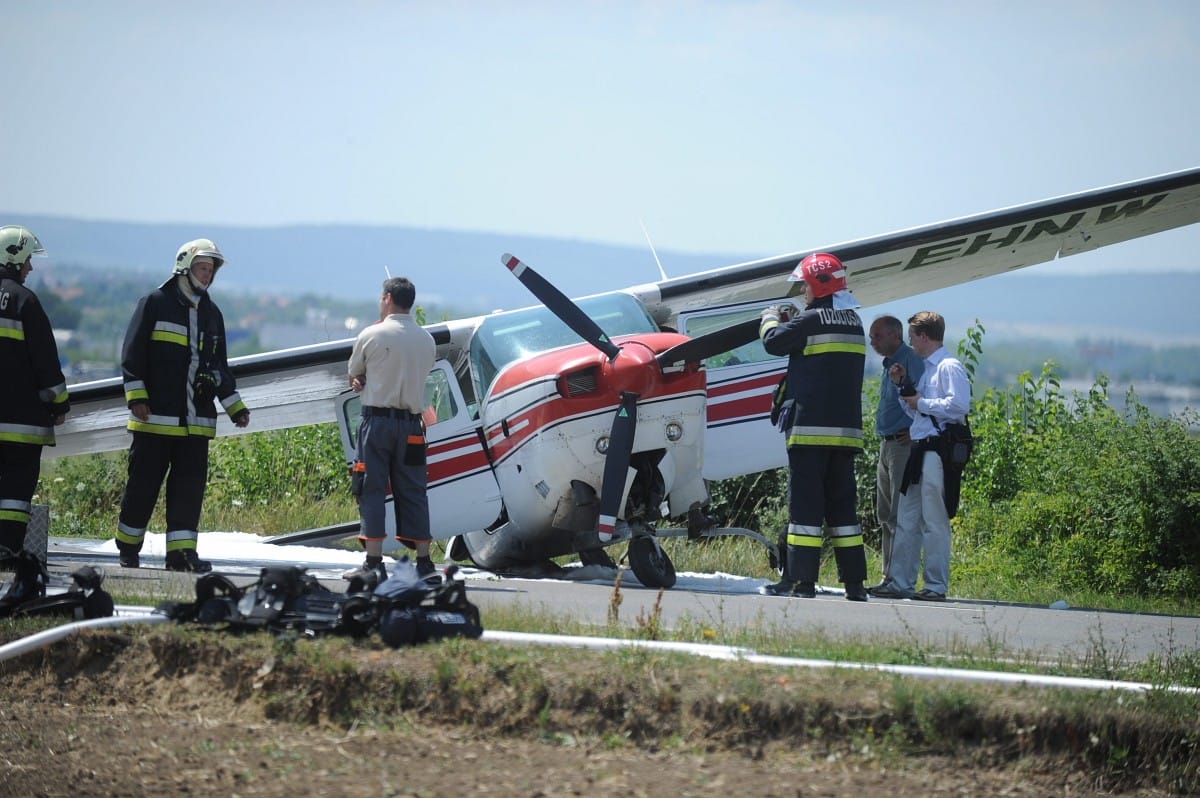 A Kőérberki úton állt meg a budaörsi reptéren landoló kisgép - fotó