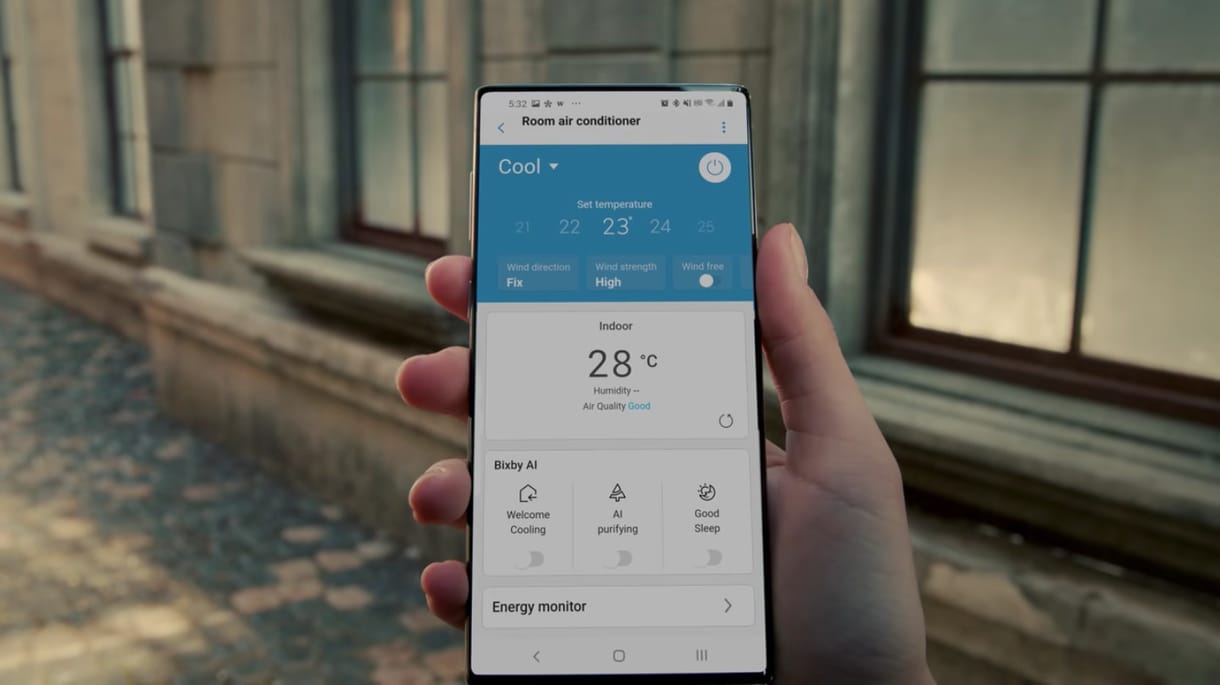 Csak nézi az ember a Samsung légkondireklámját, aztán egyszer csak felbukkan egy telefon