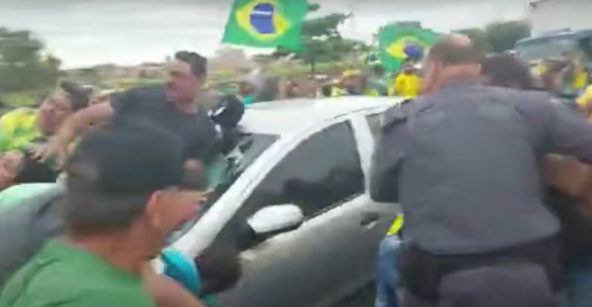 Belehajtott egy autós Bolsonaro híveibe Brazíliában
