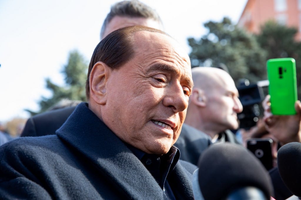 Berlusconi állapota „nem kritikus”, de folytatják a kivizsgálását