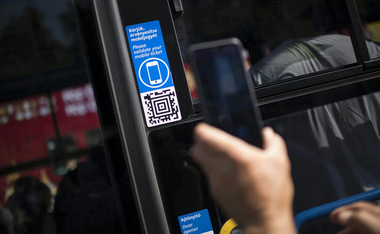 Forró folyadék ömlött az utasokra a 99-es buszon