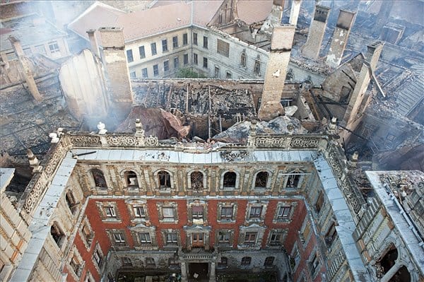 Indulhat a bontás a kiégett Andrássy úti palotában