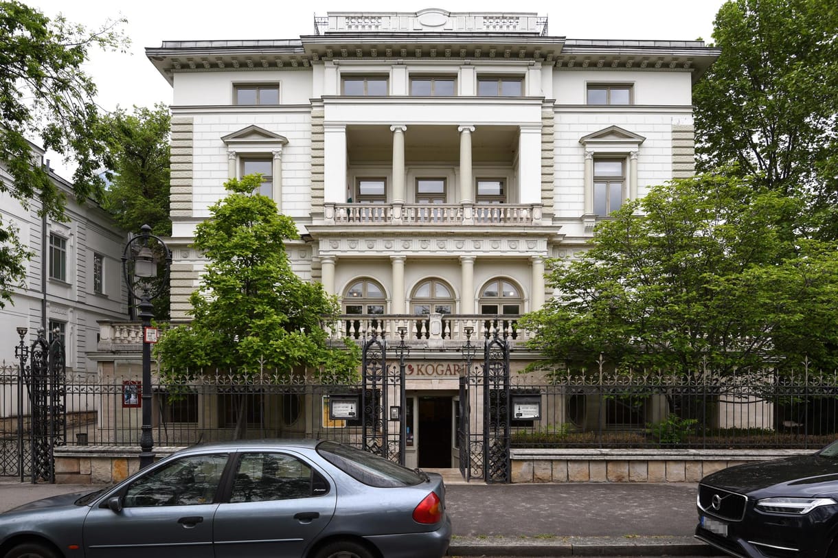A műgyűjtők buknak, Mészáros hasít az Andrássy úton 
