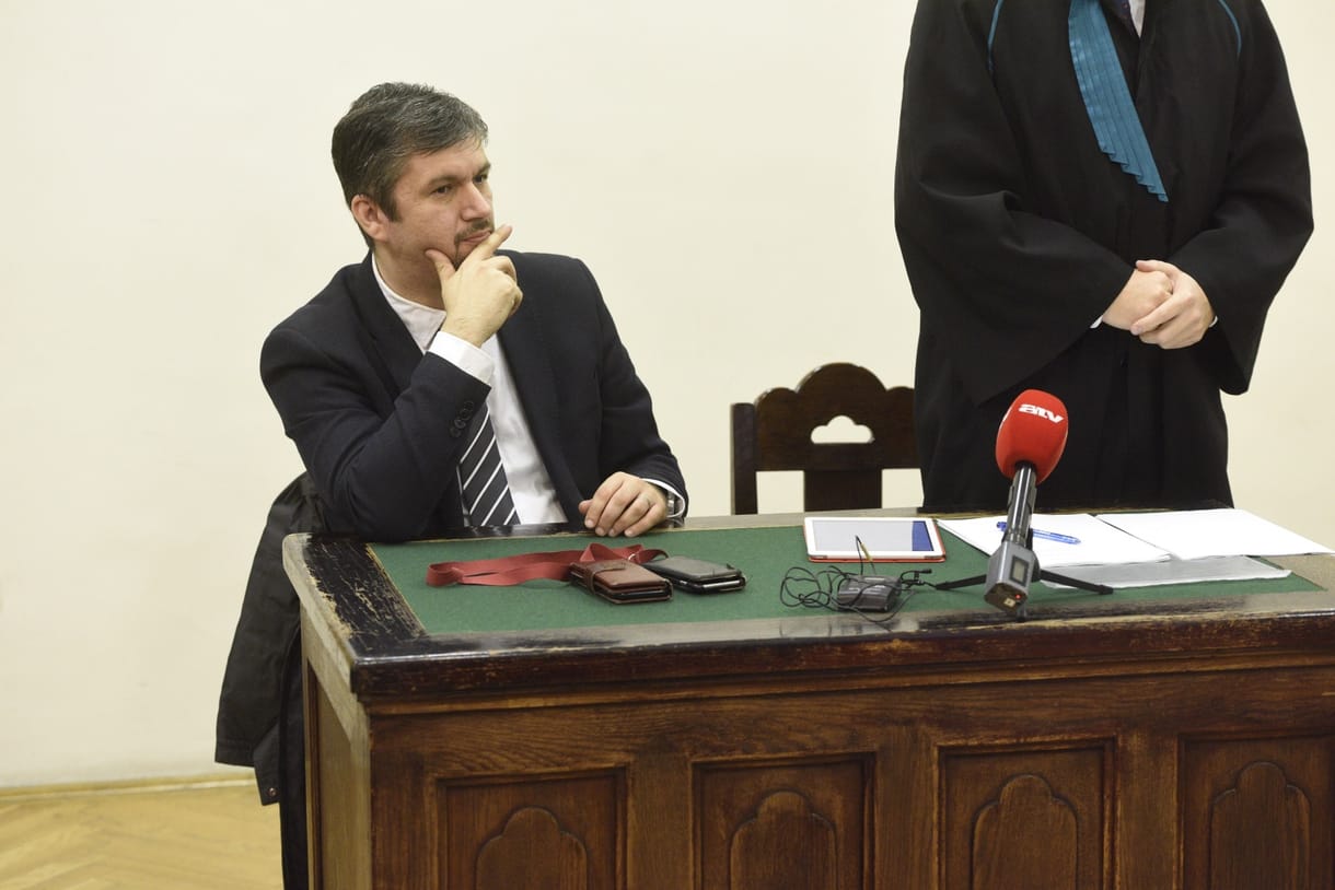 Kúria: jogszerűen szedték le Hadházy plakátjait