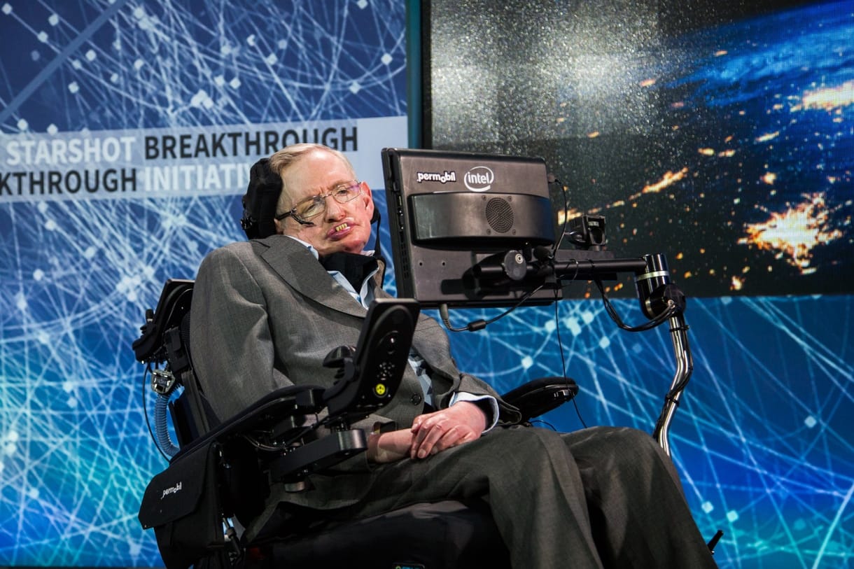 Odaadták egy brit kórháznak Stephen Hawking lélegeztetőgépét