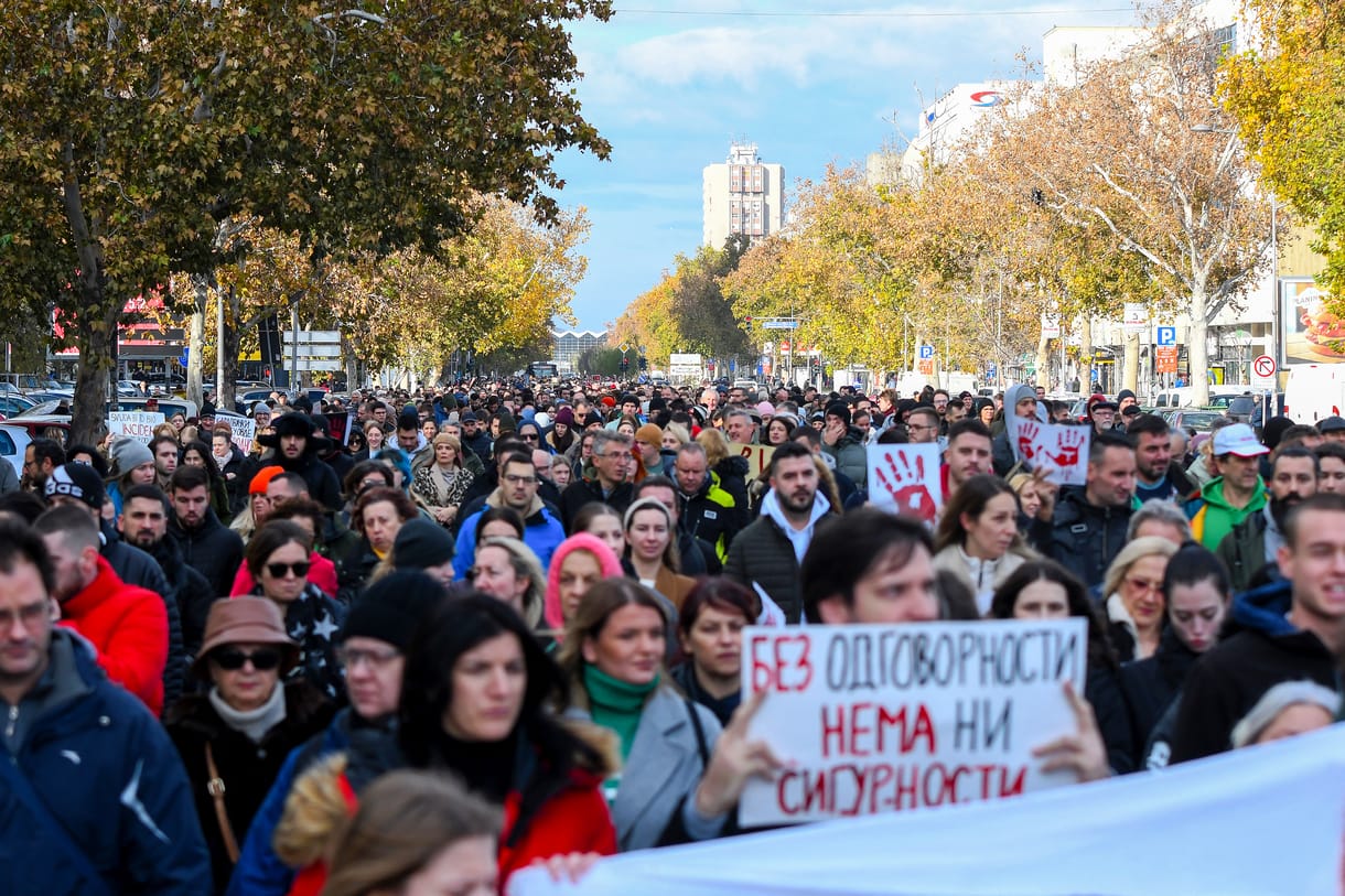 Több ezren tüntettek egy hónappal az újvidéki tragédia után