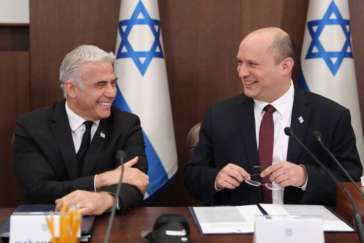 Izraelben feloszlatják a parlamentet, Jaír Lapid lesz a miniszterelnök