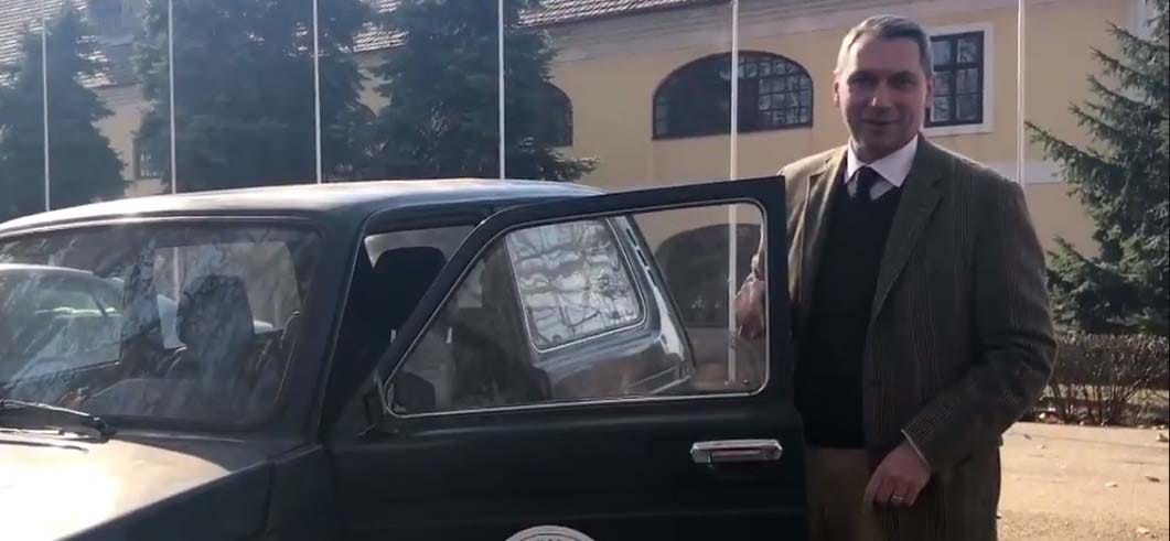 Lázár János aláírásával és fotójával 