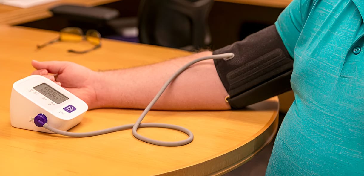 Lejjebb vitték a magas vérnyomás küszöbértékét, az új ajánlások már az alkoholfogyasztásra is kitérnek