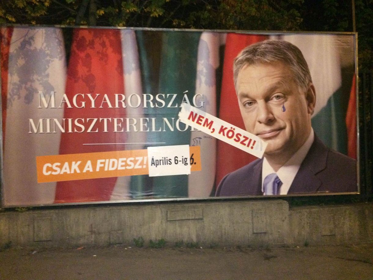 Orbán Viktor könnyezik, meghekkelték a plakátjait – fotók