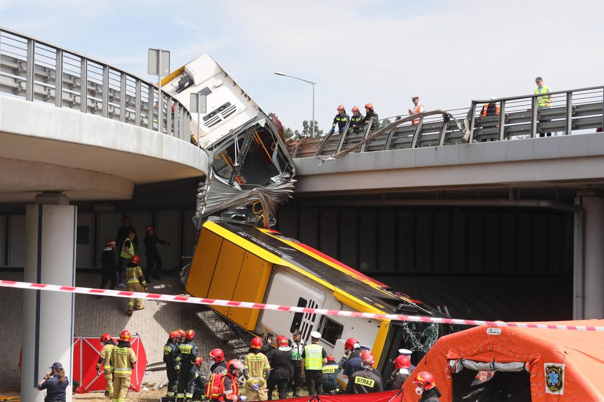 Felüljáróról bicikliútra zuhant egy busz Lengyelországban