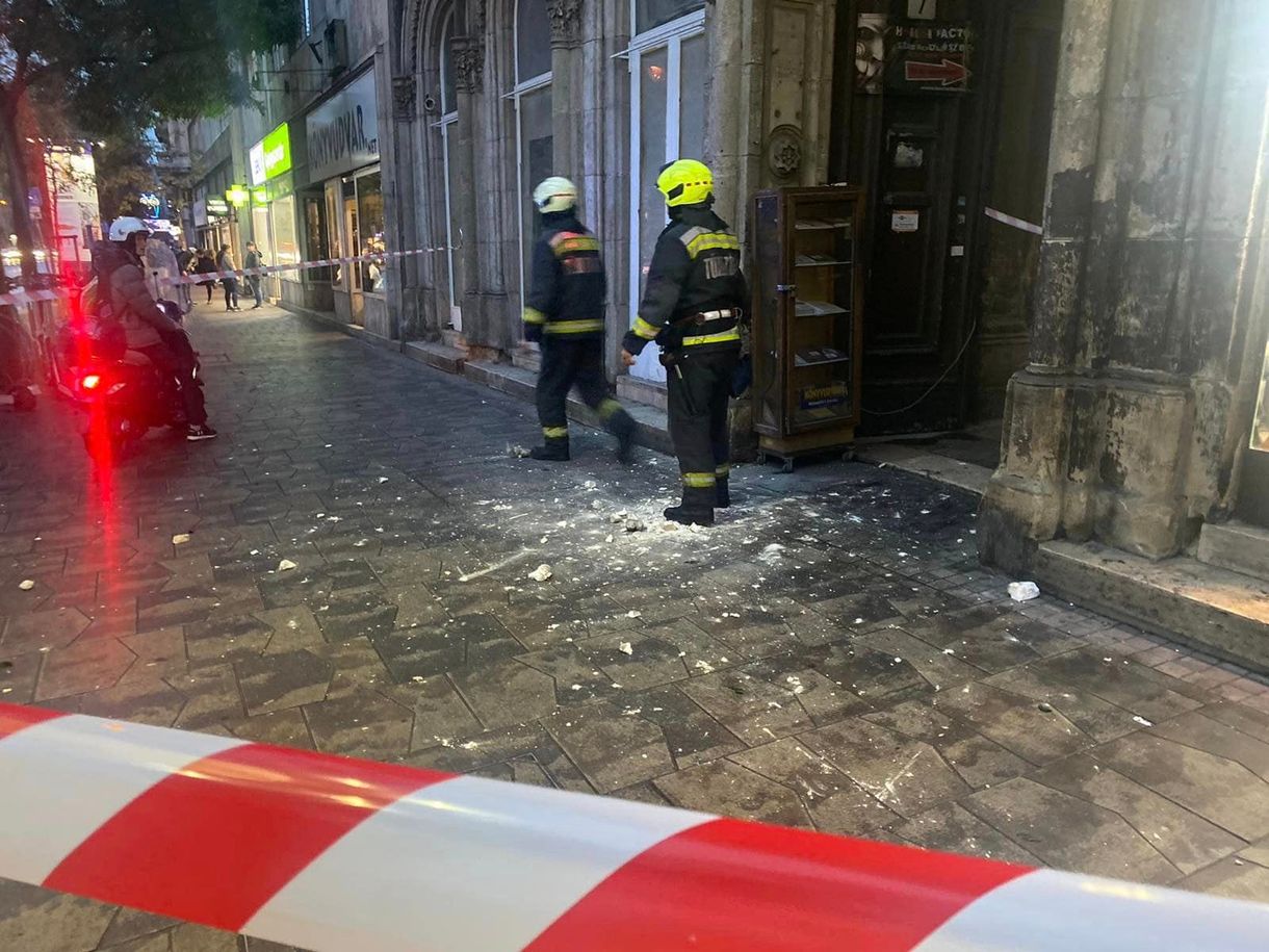 A járdára omlott a történelmi Unger-ház homlokzatának egy része a Múzeum körúton
