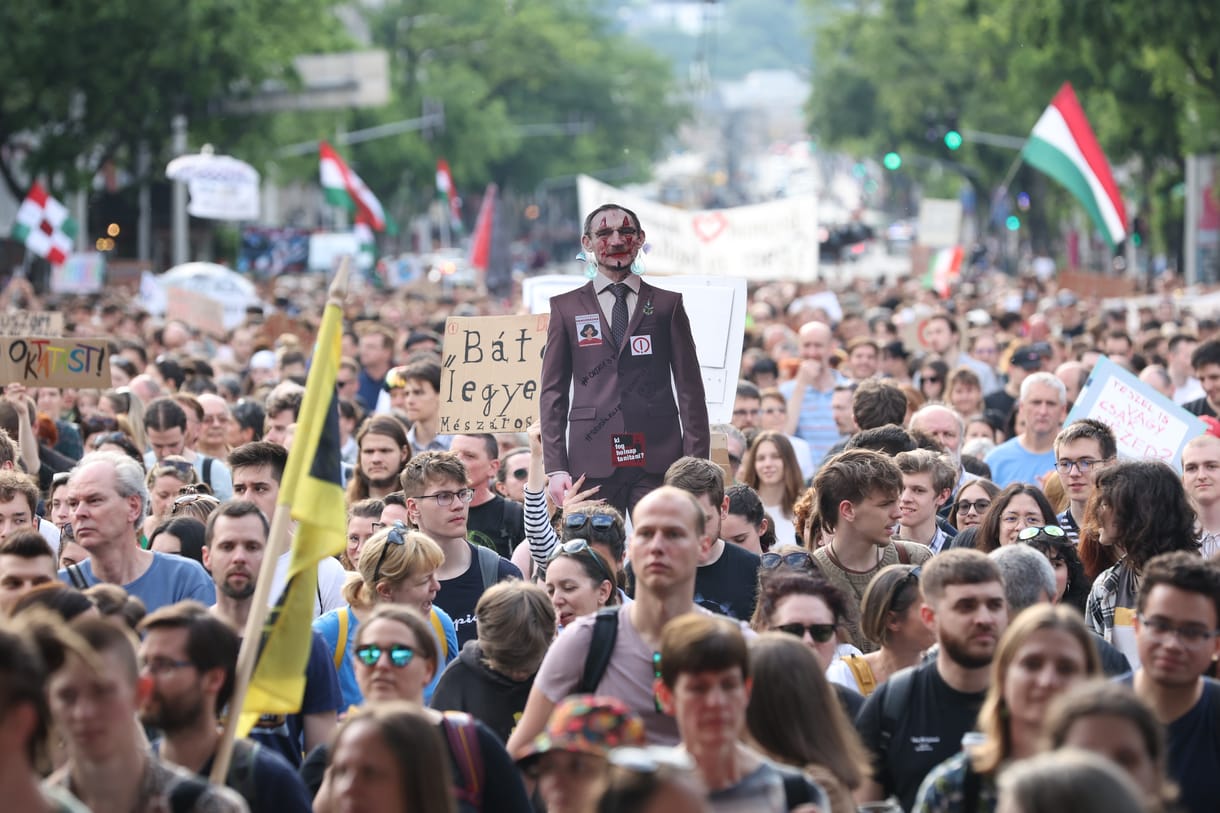 Gyerekeket bántasz! - Többezres tömeg tüntetett a státusztörvény ellen 