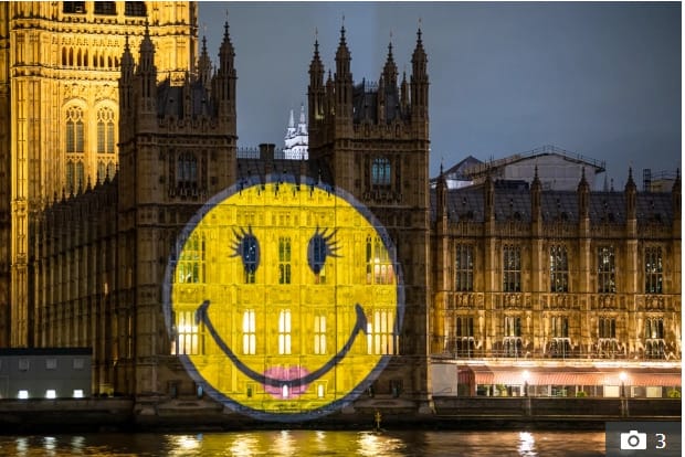 Happy days: mosolygó arcot vetíttek a brit parlamentre
