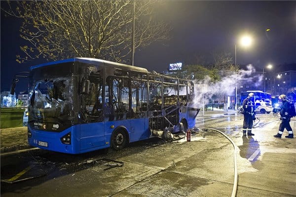 Fáklyaként égett a 16-os busz a Széll Kálmán téren – fotók, videók