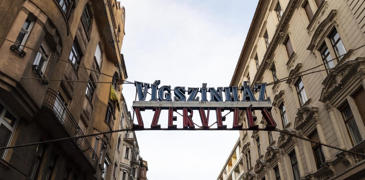 Online mutatja be Török Ferenc új rendezését a Vígszínház