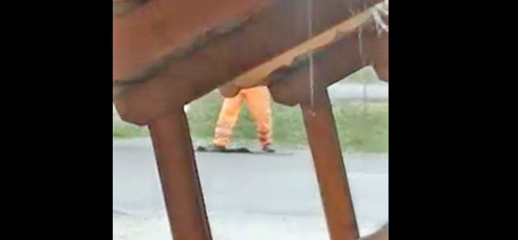 A Magyar Közút szerint teljesen rendben van ez a bakancsos kátyúzás – videó