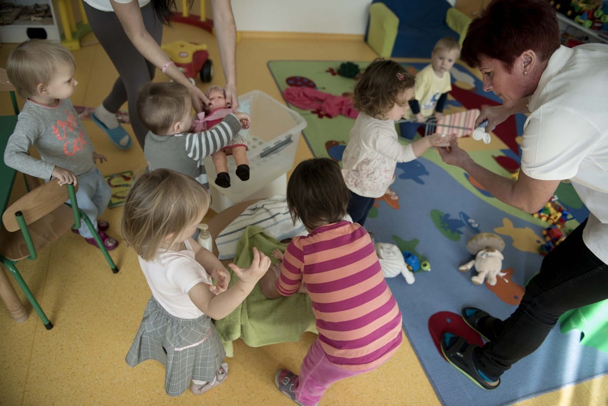 Kiderült, hogyan változik a bölcsődei dolgozók fizetése jövőre