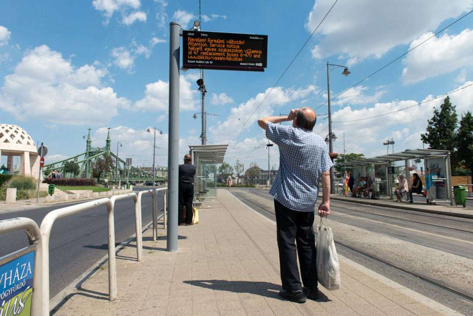 Fotók: tesztelik a budapesti megállók új kijelzőit
