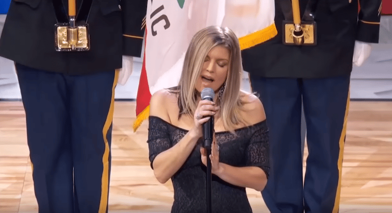 Fergie túltolta az amerikai himnuszt – videó
