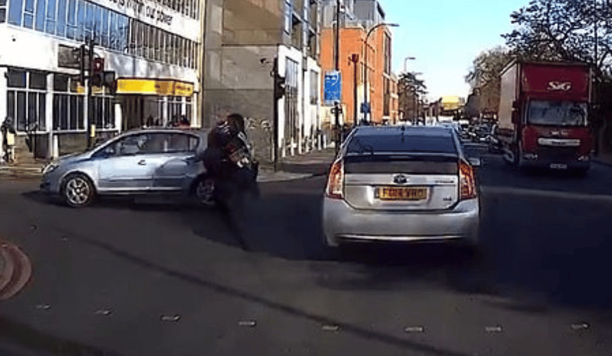 Tanuló motorost az első szabálytalansága majdnem elintézte - videó