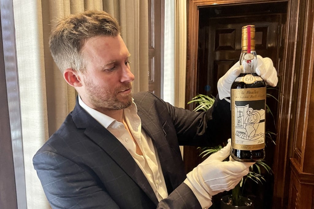 Közel 1 milliárd forintért talált gazdára a világ legdrágább whiskyje egy londoni aukción