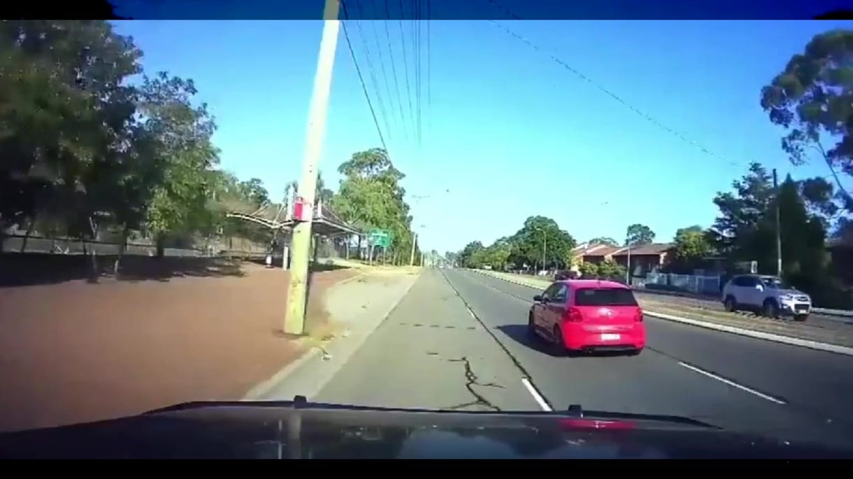 Itt egy újabb sofőr, akinél a saját kamerája vette, ahogy részegen vezet, amíg le nem bontja egy ház falát