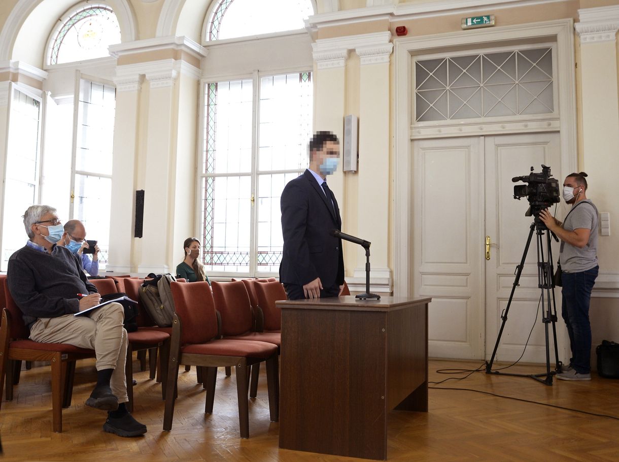 Győri késeléssel vádolt diák: Azt szerettem volna, hogy a tanárnőt elvigye a mentő