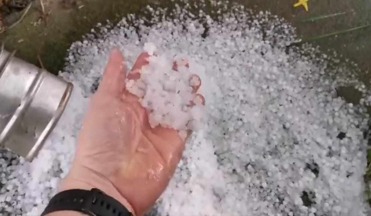 Zivatarveszély miatt adott ki riasztást a meteorológiai szolgálat, Jászberényben jégeső esett – videó