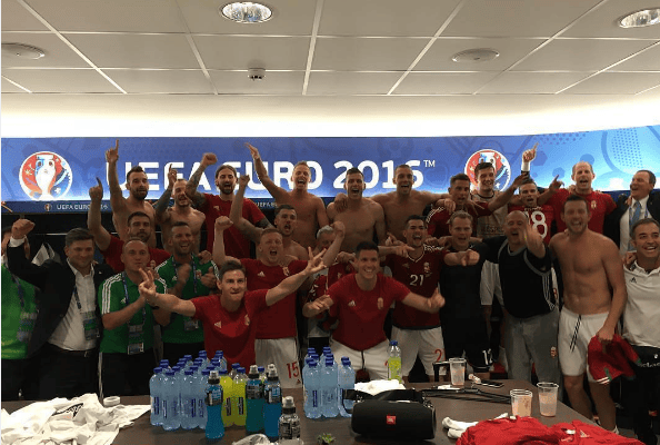 Fotó: Így ünnepeltek Dzsudzsákék az öltözőben a 3-3 után