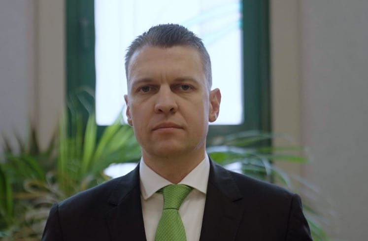 Kovács Zoltán után Menczer Tamás is beleszállt a konzultációs plakátokat bíráló amerikai nagykövetbe