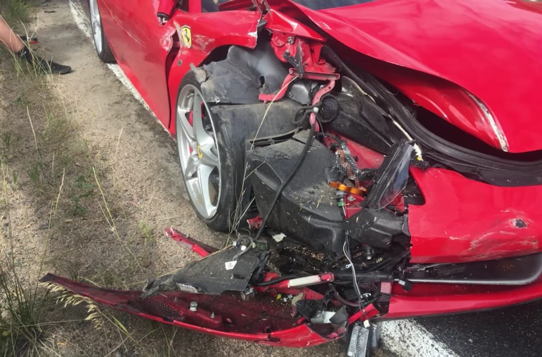 Fedélzeti kamera rögzítette az év első Ferrari-balesetét – videó