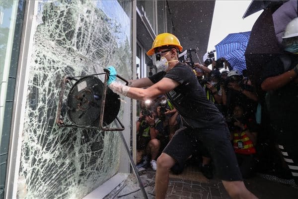 Saját magát üti ki Hongkong, méghozzá elég csúnyán