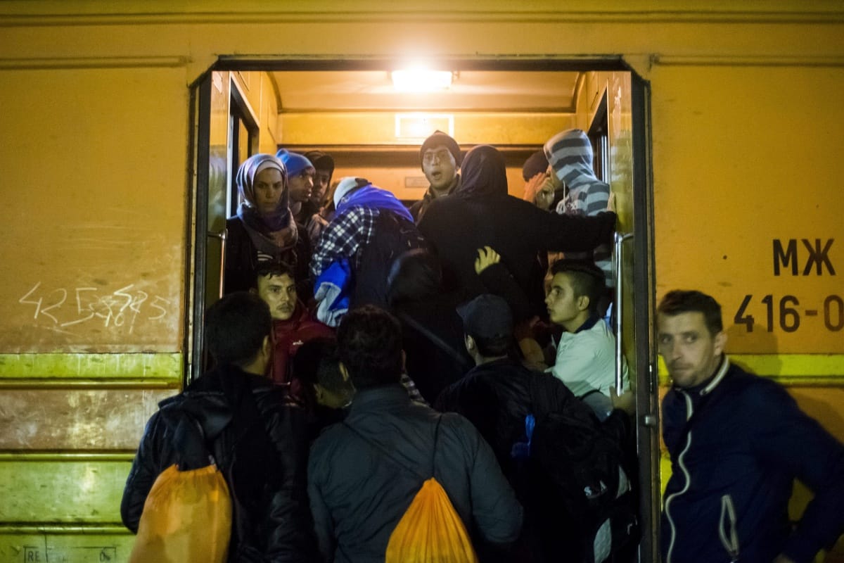 Még mindig ezrével lépik át a menekültek a macedón-szerb határt