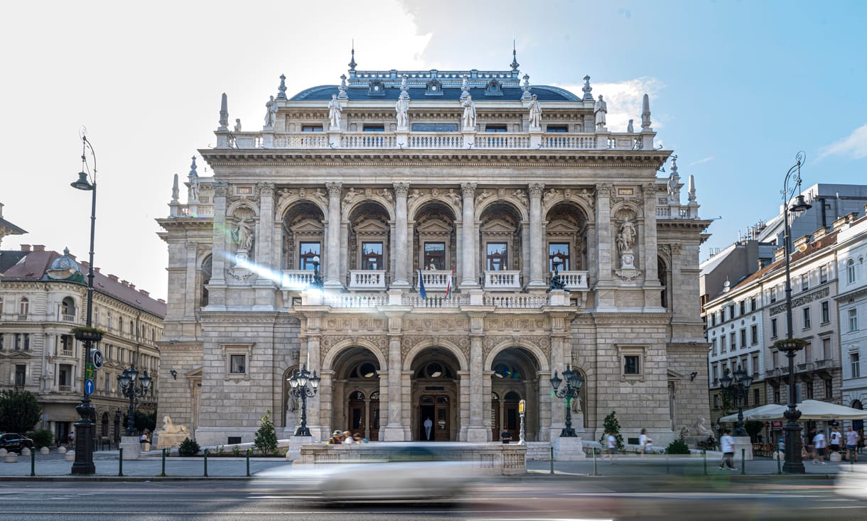 Félórás szünetet rendelt el az Operaház főigazgatója a Carmina Burana előadásaiban, hogy növelje a büfé bevételét