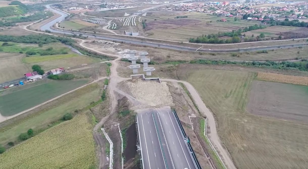 Jó ez a román autópálya, de nem hiányzik innen valami?