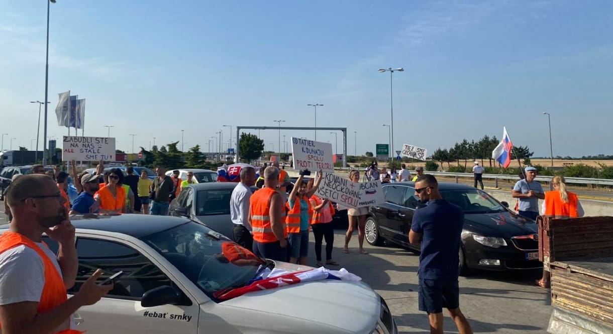 Tüntetők foglaltak el több szakaszt a szlovák–magyar határon