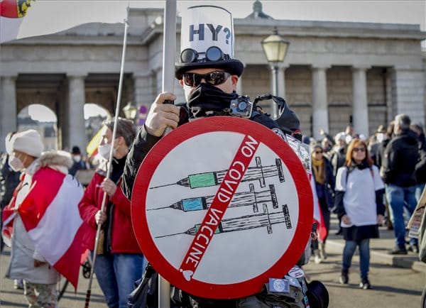 Nagy tüntetés volt Bécsben a kötelező oltás miatt
