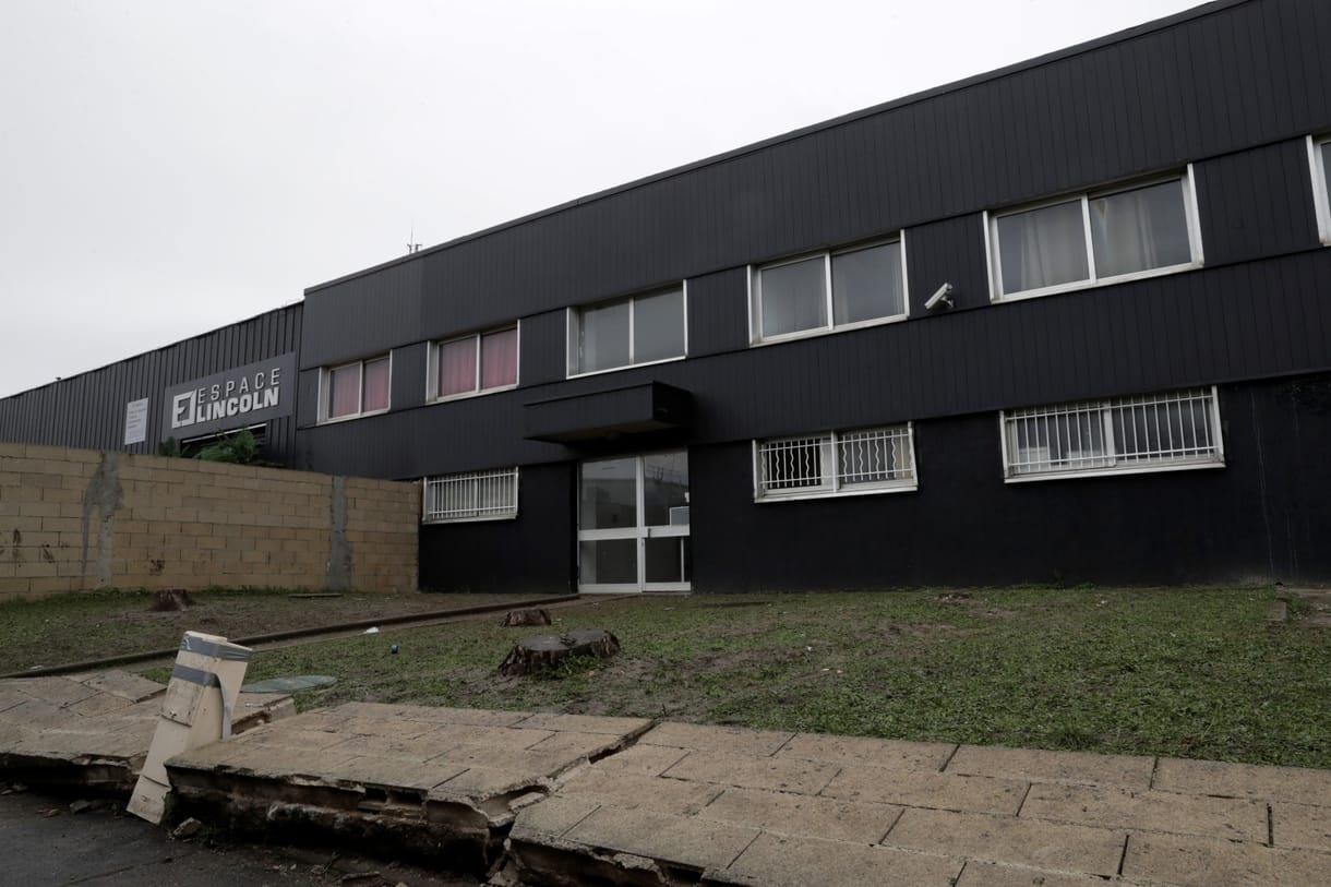 Brutálisan összevertek egy rendőrnőt Párizsban